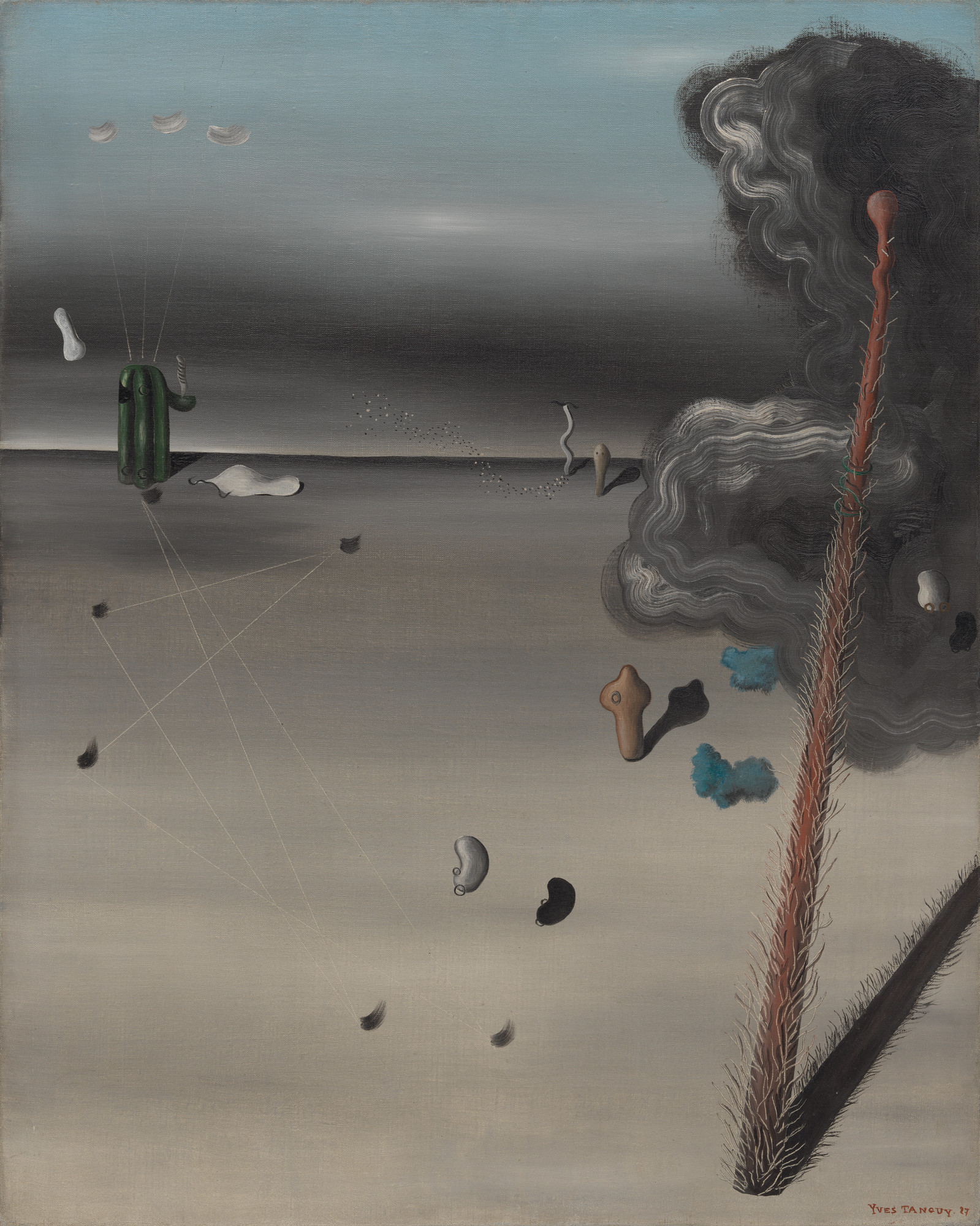 灰色の奥行きある空間に、正体の分からない丸い形や細長い形と影が広がる絵画。右下の署名と年記、画面四辺を保持。