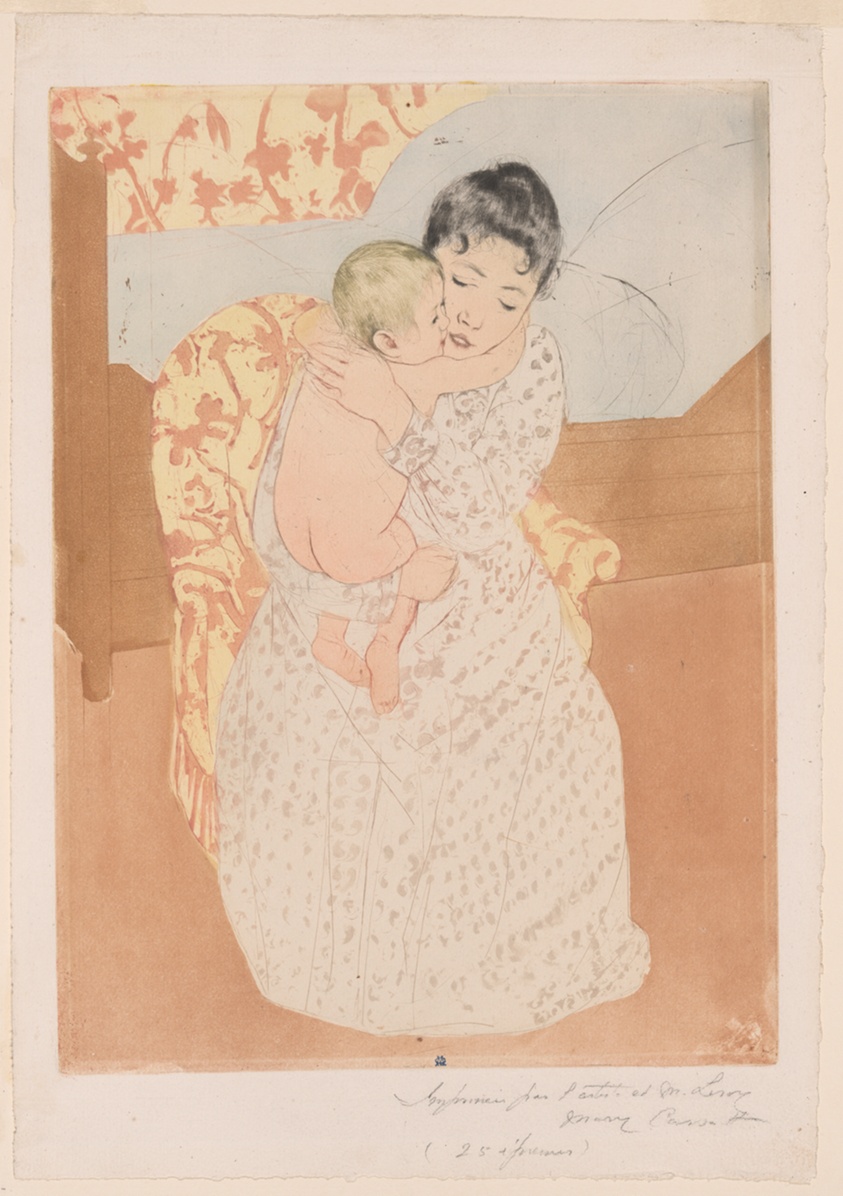 模様のある服を着た女性が幼い子を抱き、子どもが顔を寄せている多色版画。