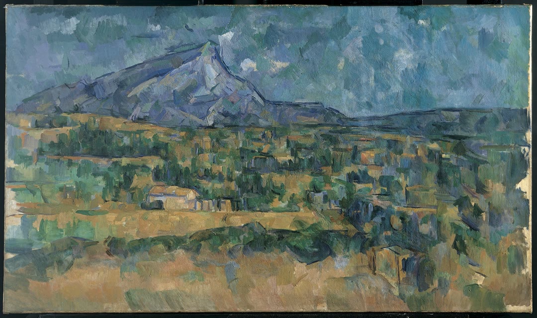 サント＝ヴィクトワール山。横長の画面で山が中央上部に続き、麓の畑と家が青、緑、黄土色の面に分かれる。