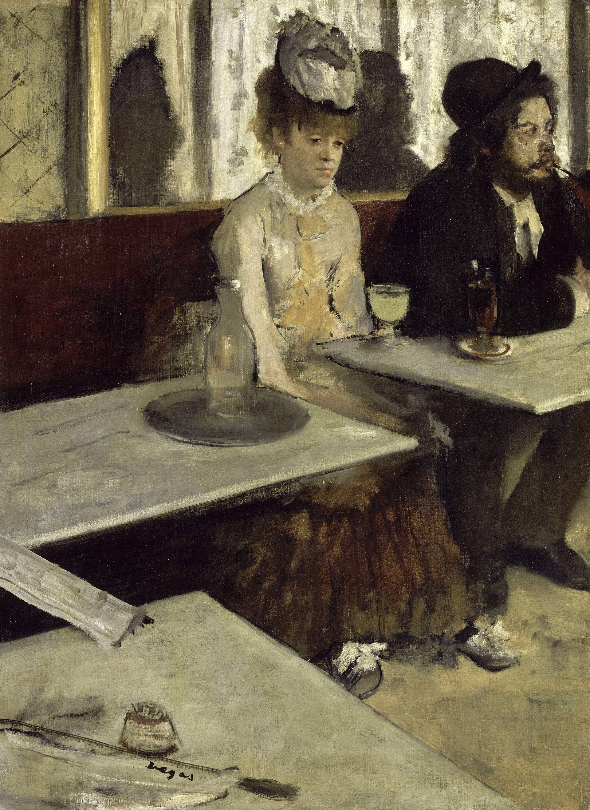 カフェのテーブルに男女が並んで座り、女性の前に淡い緑色の飲み物が置かれる。二人は互いを見ない。