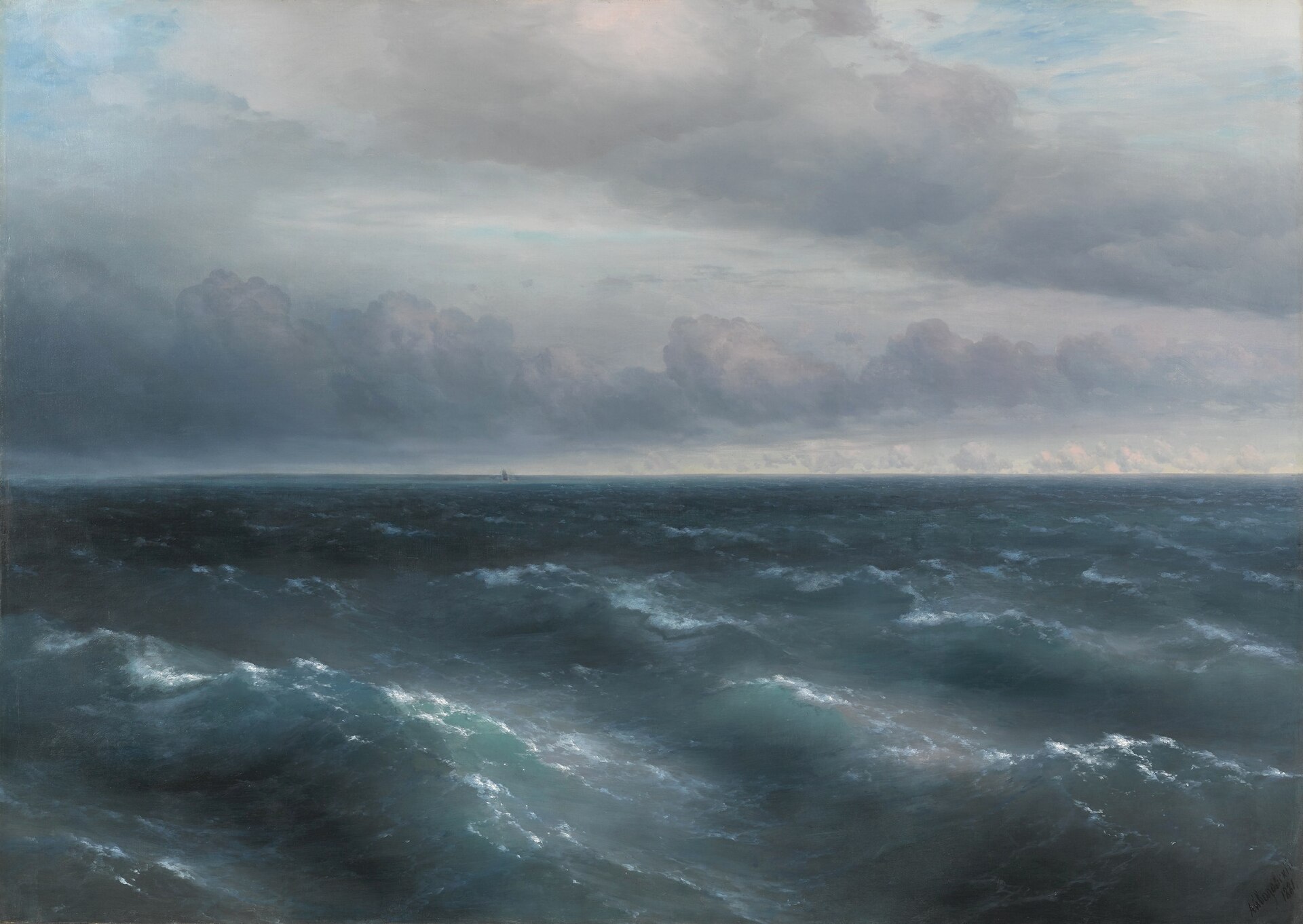 灰色の雲の下、黒海のうねる波が画面を満たし、水平線に小さな船が見える。