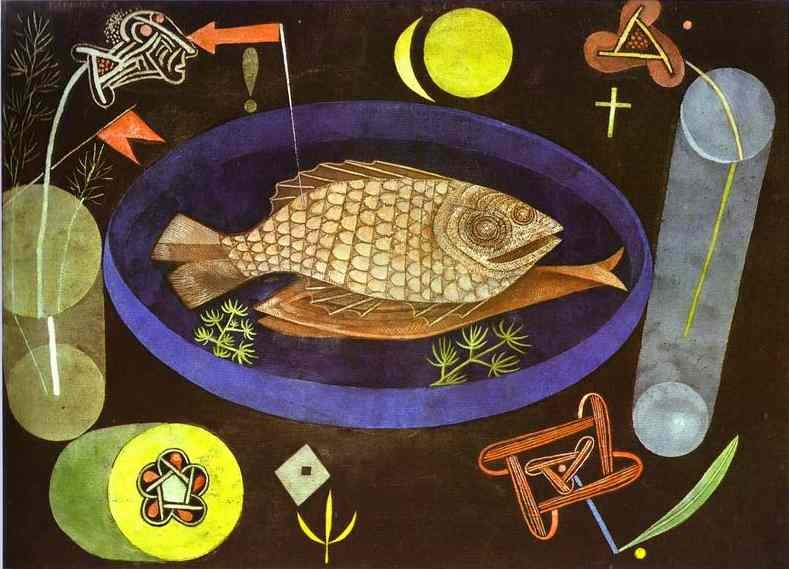 暗い空間の中央に魚を載せた皿があり、月、矢印、顔、記号が周囲を巡る。
