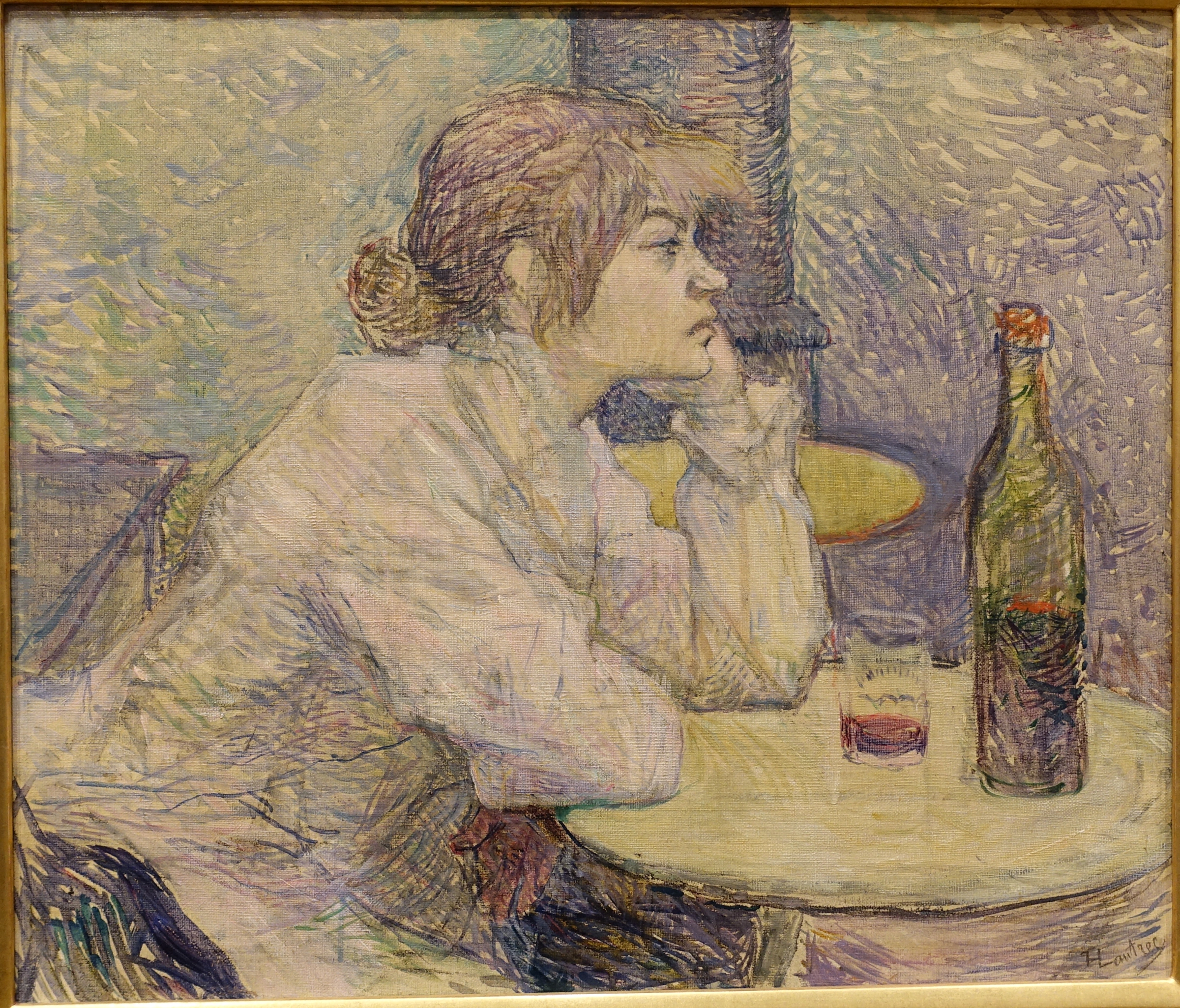 女性がテーブルに肘をつき、左手で頬を支えて横を見ています。初期表示は絵画全景。外周の薄い額縁の表示を減らす。額縁を含む採用写真全体へも切替可能。作品の背景や署名は残す。