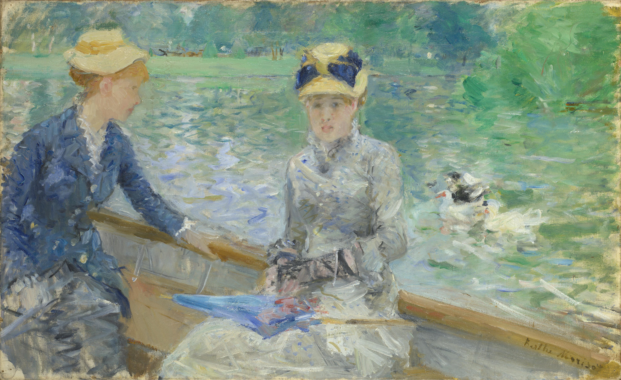 湖の舟に二人の女性が並んで座り、右の水面に水鳥が浮かぶ。