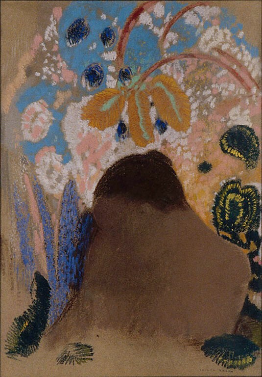 うつむく女性の背後に花や枝が広がる。