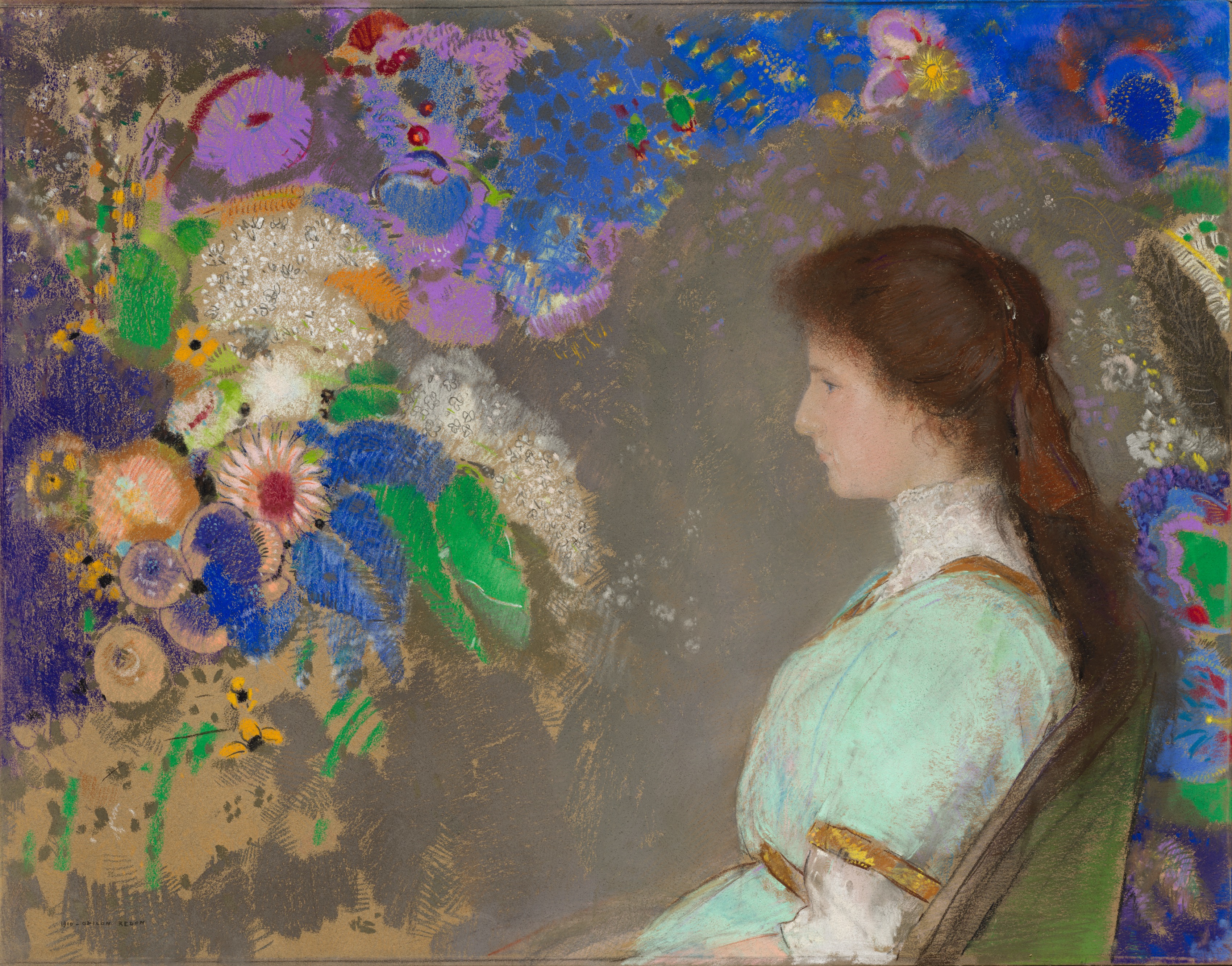 右側の女性が、体を横へ向けて左を見ている。淡い青緑の服と白い襟を身につけ、長い髪を背中へ流している。左側から頭の上へかけて、青や紫、橙の花が大きく広がる。