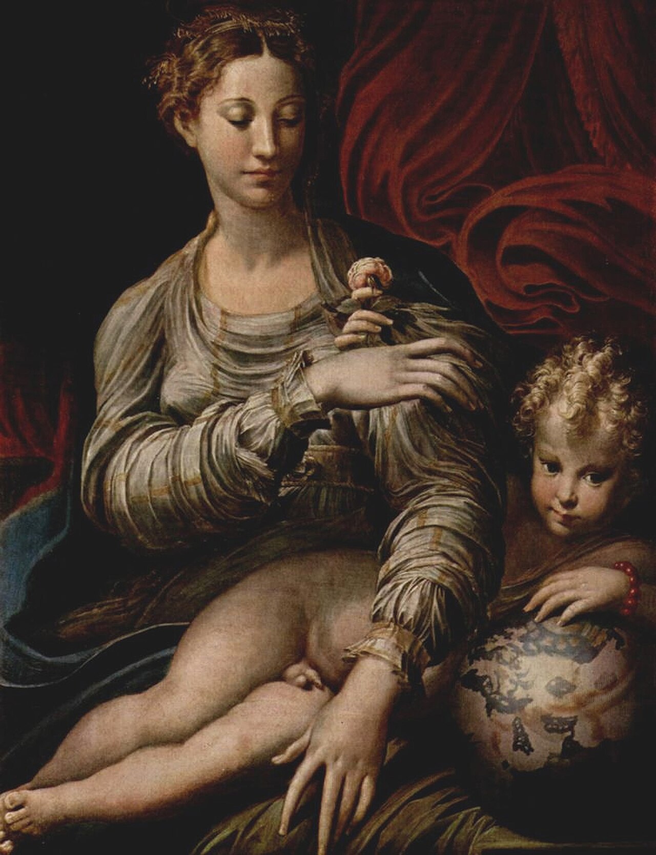 薄い衣を着た女性の膝に裸の子ども。子は薔薇を持ち、右下の球に腕を置く。
