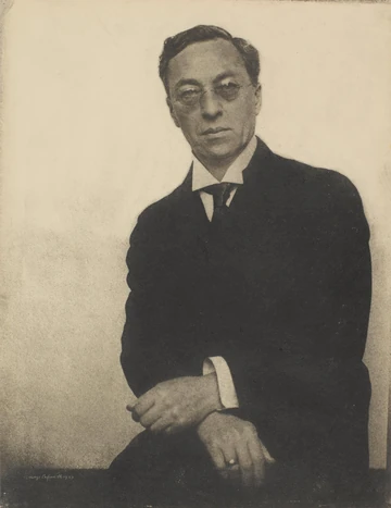 丸眼鏡をかけ髭をたくわえたワシリー・カンディンスキーが、横を向く1923年の肖像写真。