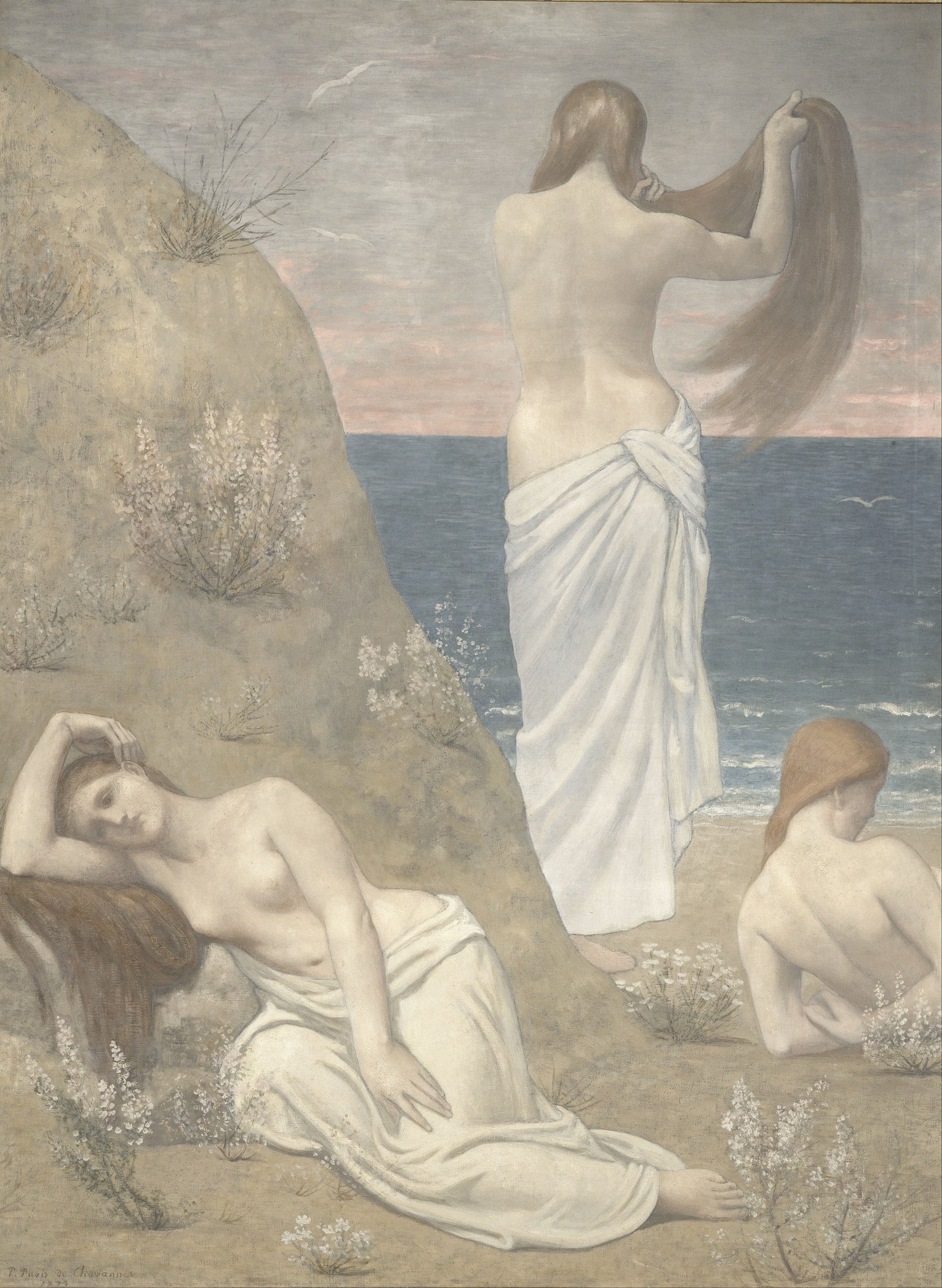 海を背に三人の女性が離れて立ち、一人は背を向ける。